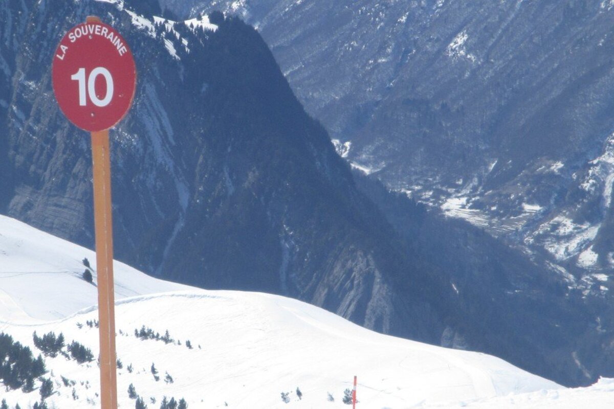 a piste sign in alpe dhuez
