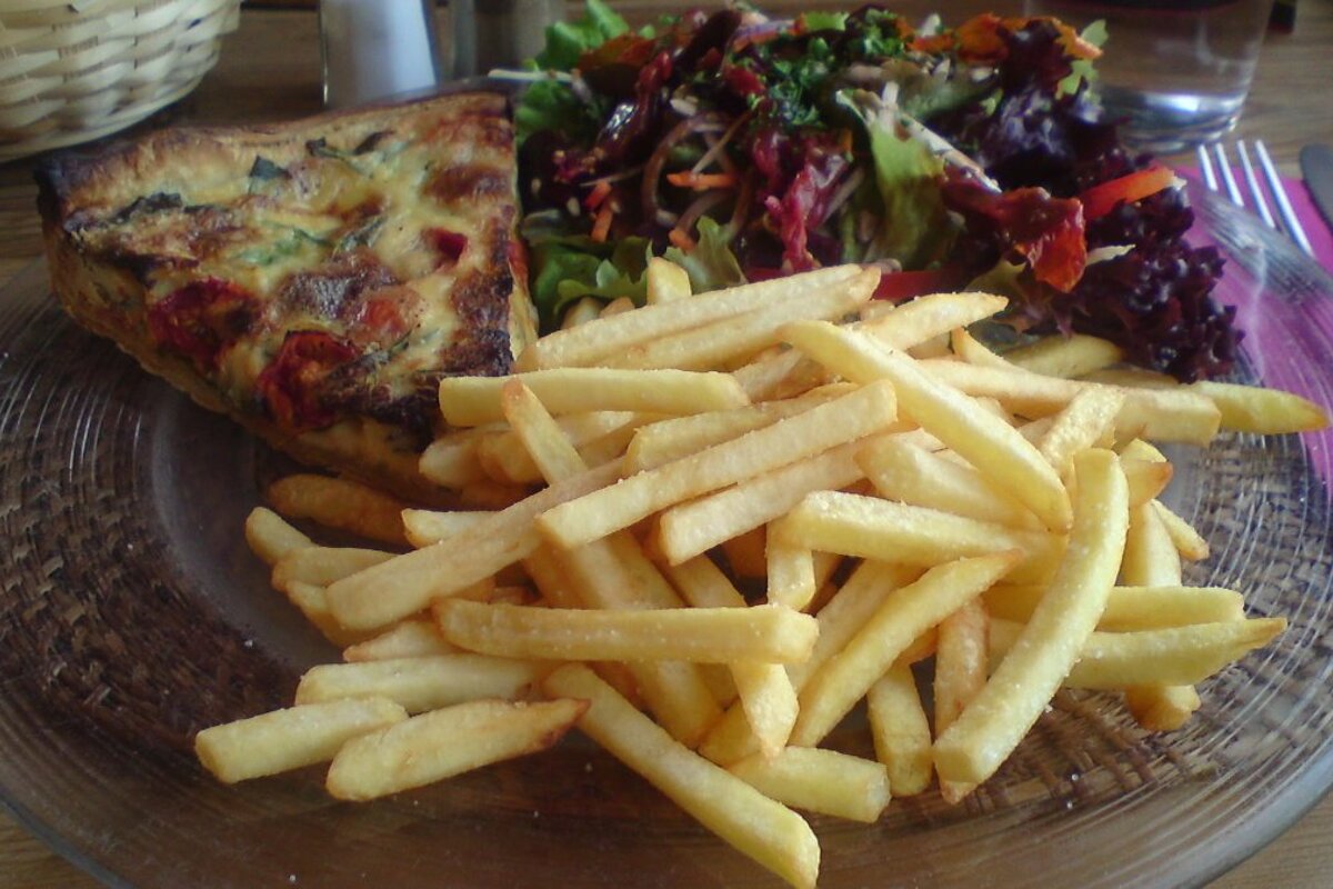 quiche and chips