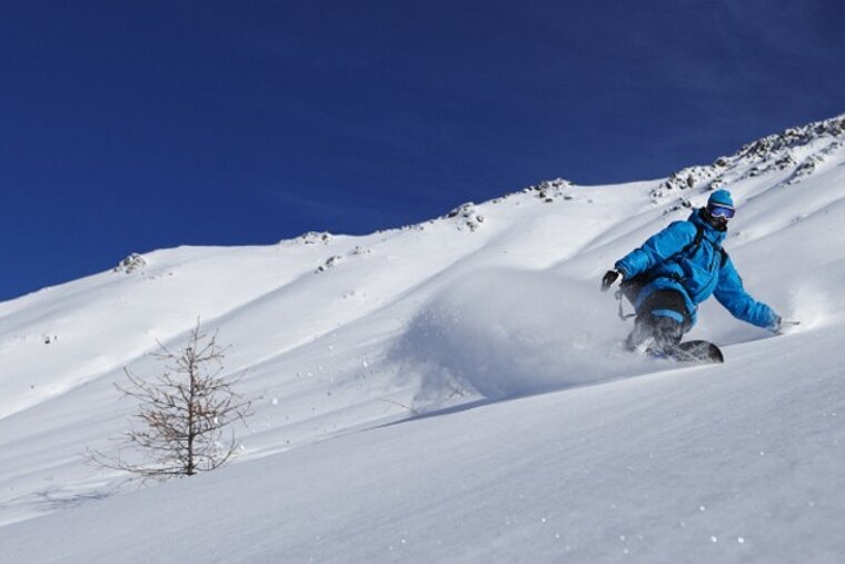 Off piste snowboarding