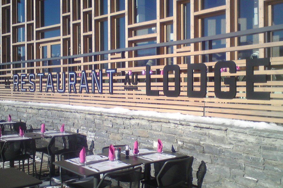 a sign on the front of a restaurant in les arcs