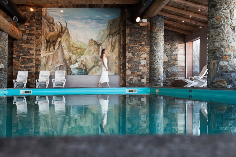 The swimming pool in the residence