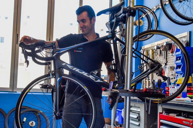he bike maintenance and repair service workshop