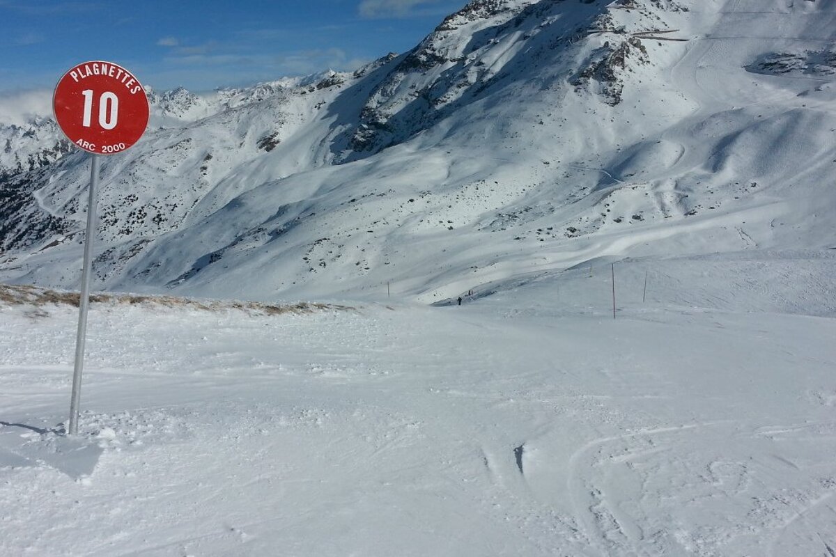 a red piste sign in les arcs
