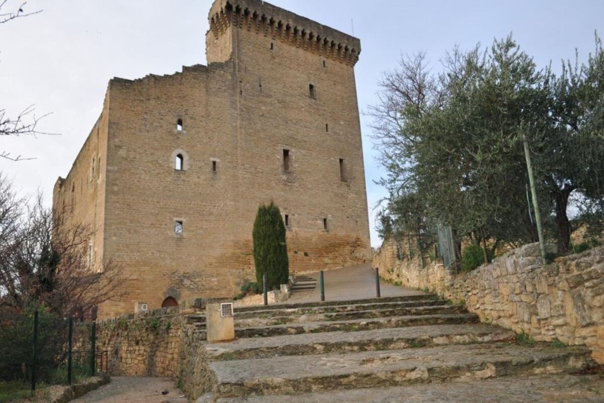 Pope John Xxii S Castle Chateauneuf Du Pape Seeprovence Com Pope John Xxii S Castle Chateauneuf Du Pape Seeprovence Com
