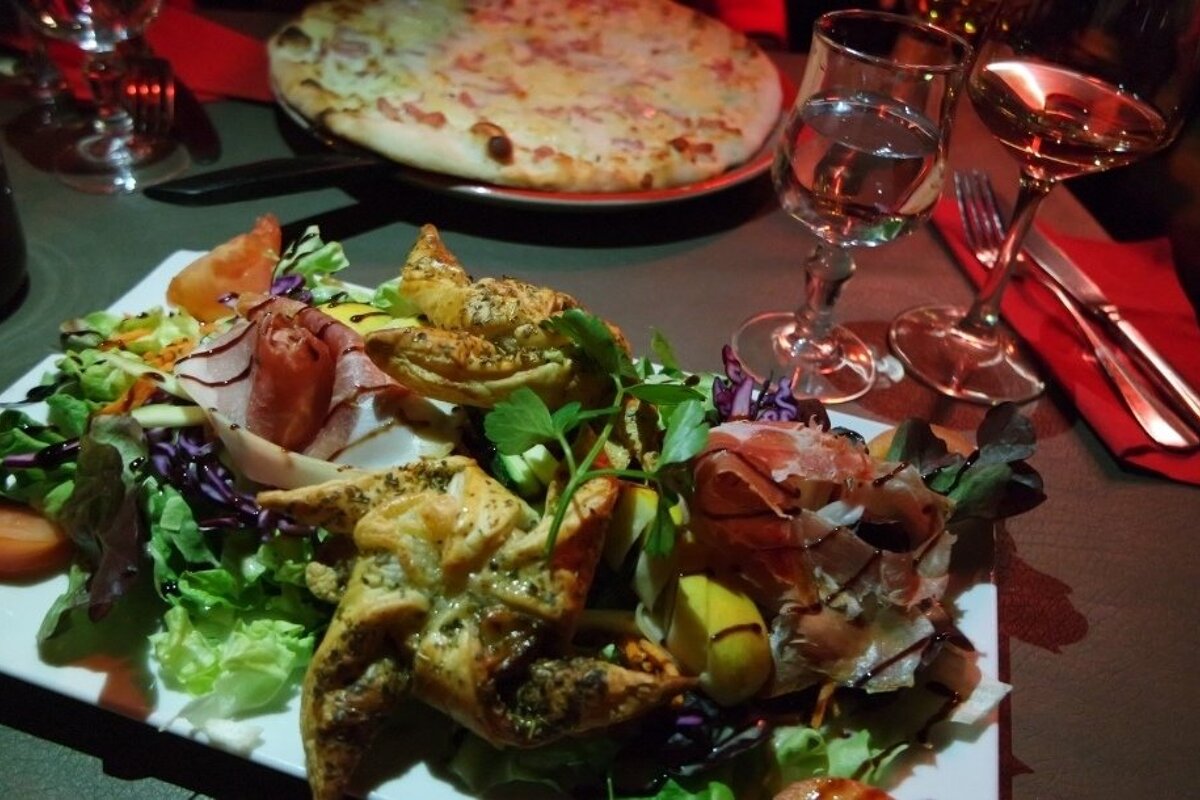 salad and pizza in a meribel restaurant