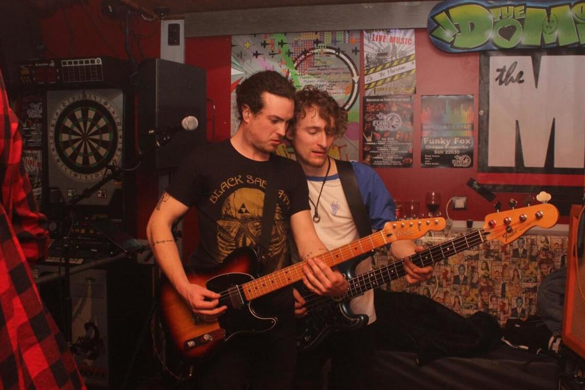 two guitarists in a bar in courchevel