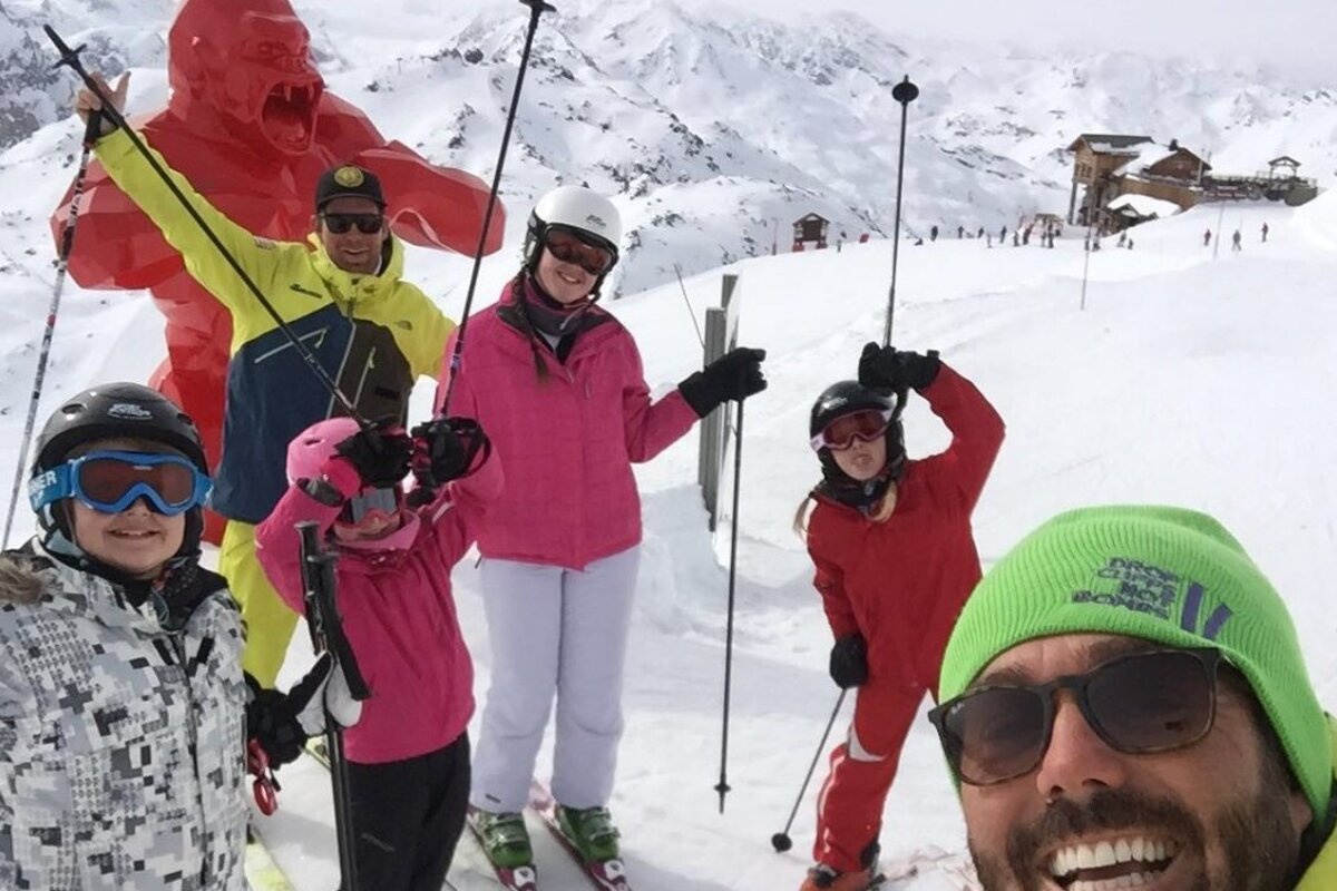 a ski instructor with children 