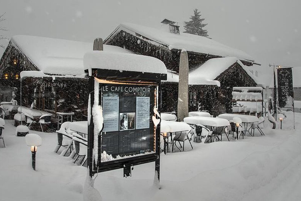 the outside of a restaruant in winter