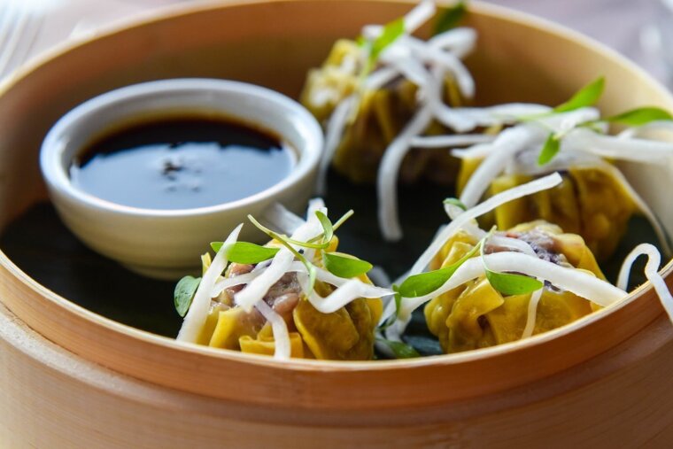 Prawn dim sum with purple cabbage, Iberian pancetta & soy sauce