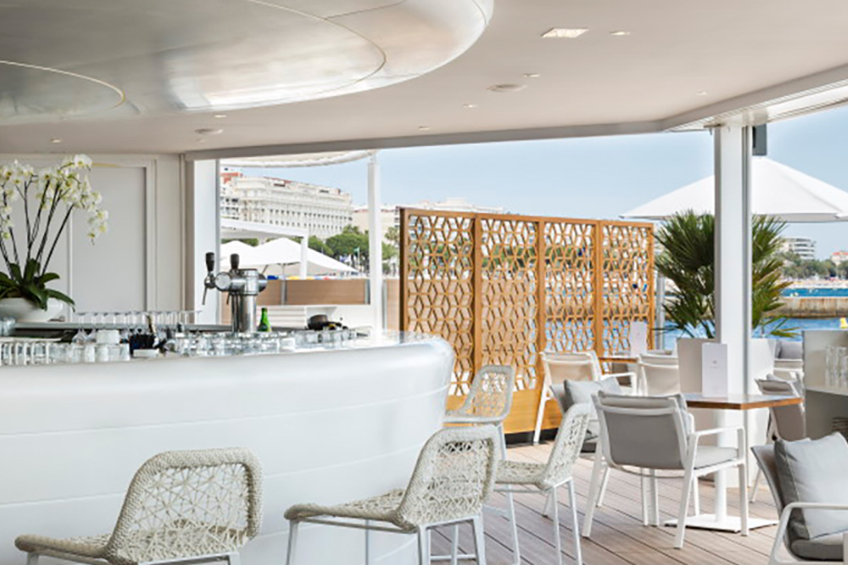 the bar at the plage du majetic beach club in cannes