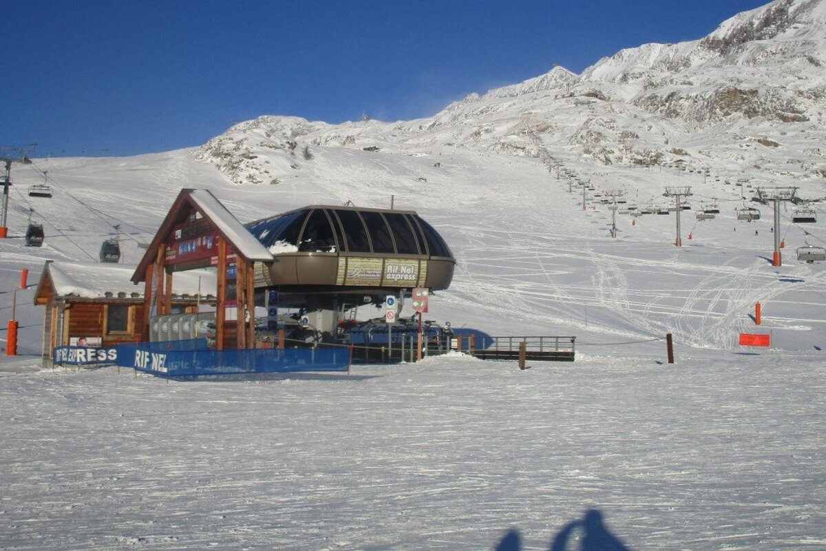 a ski lift in alpe dhuez