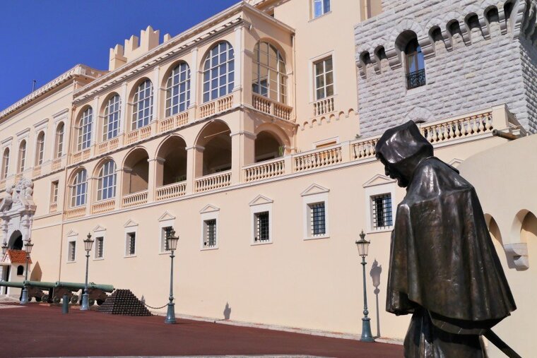 Bronze statue outside Palais Princier