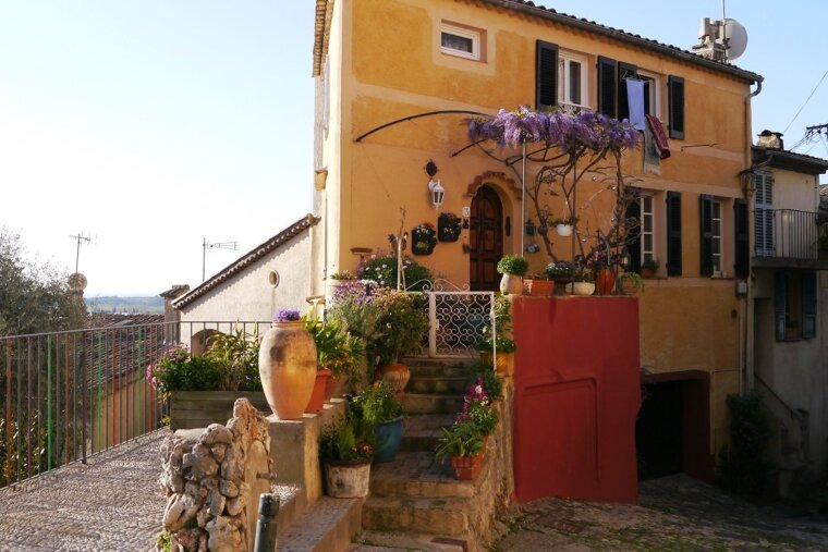 Yellow home with pretty flowers in Biot