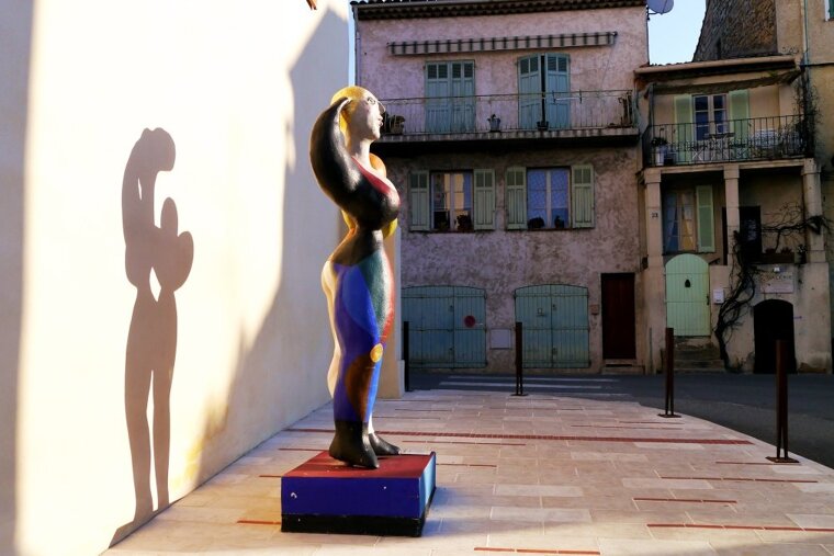 Morden sculptures and old houses in Biot