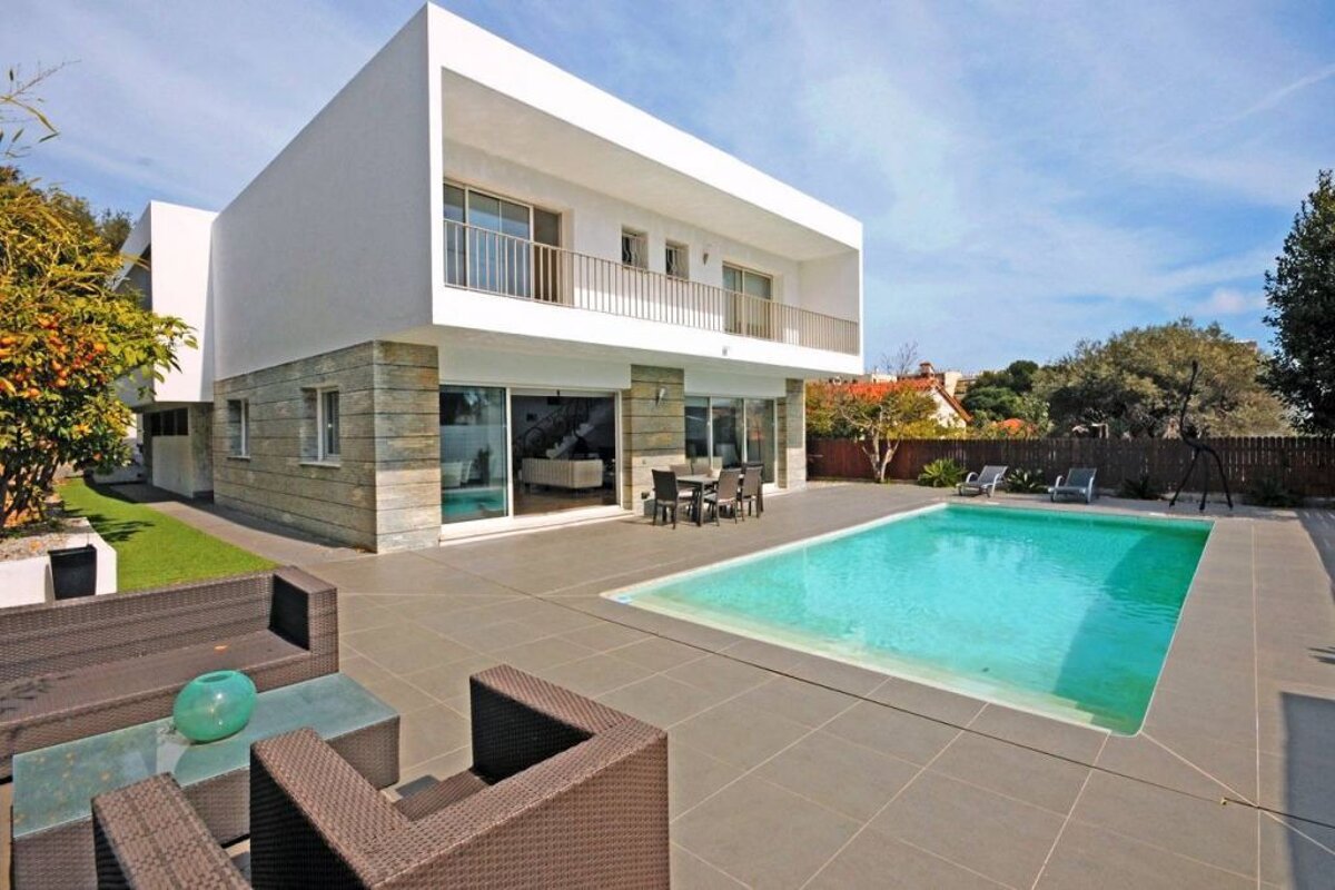 Contemporary secluded villa in the heart of antibes
