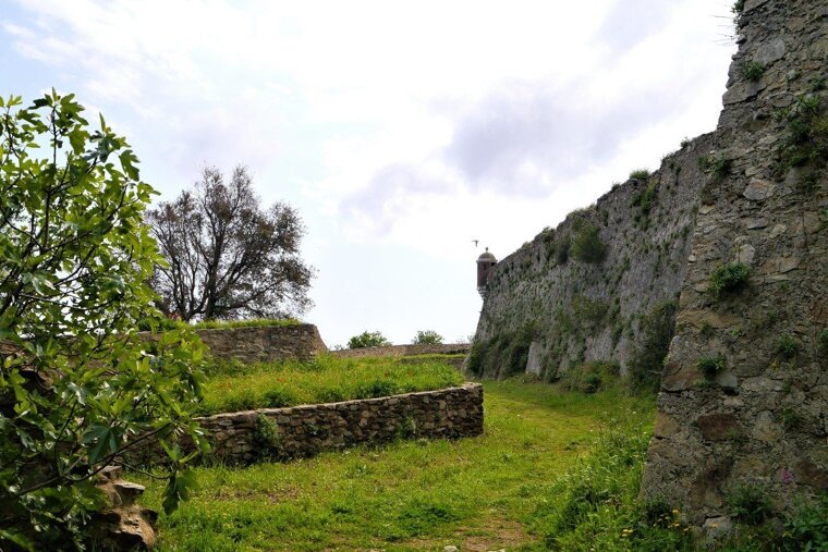 Walk around the walls of the St Tropez citadelle