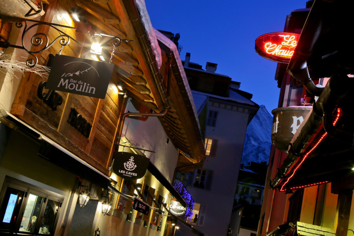 Bars and restaurants on Rue des Moulins in Chamonix