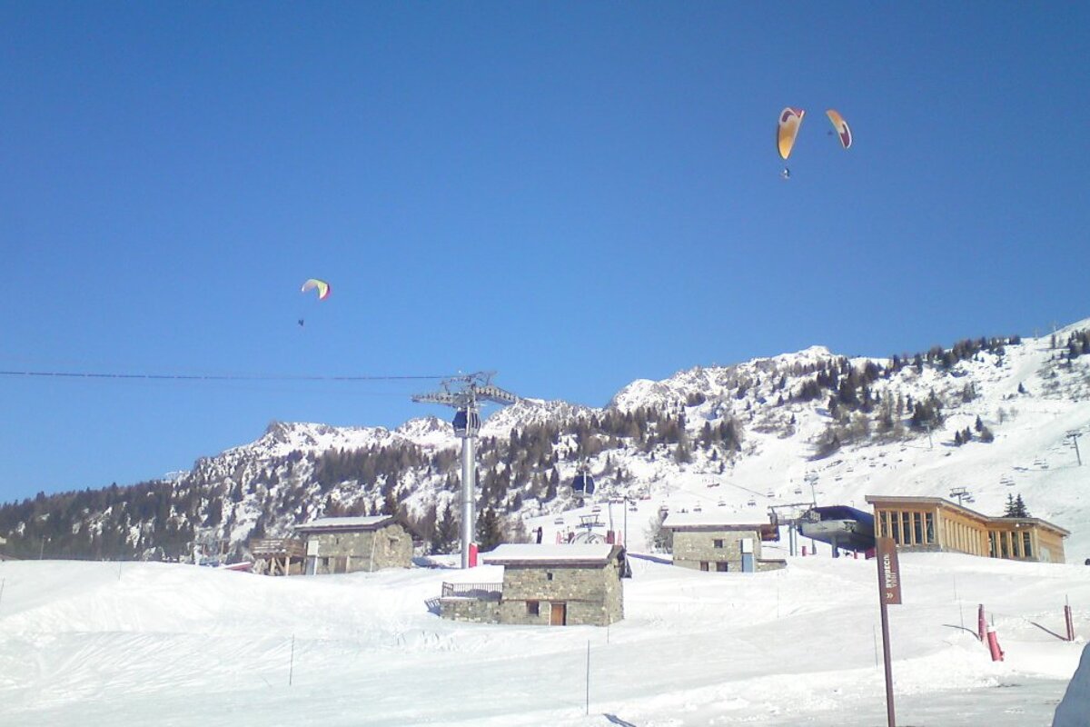 paragliders in les arcs