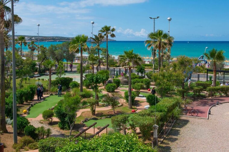 The mini golf at the beach club