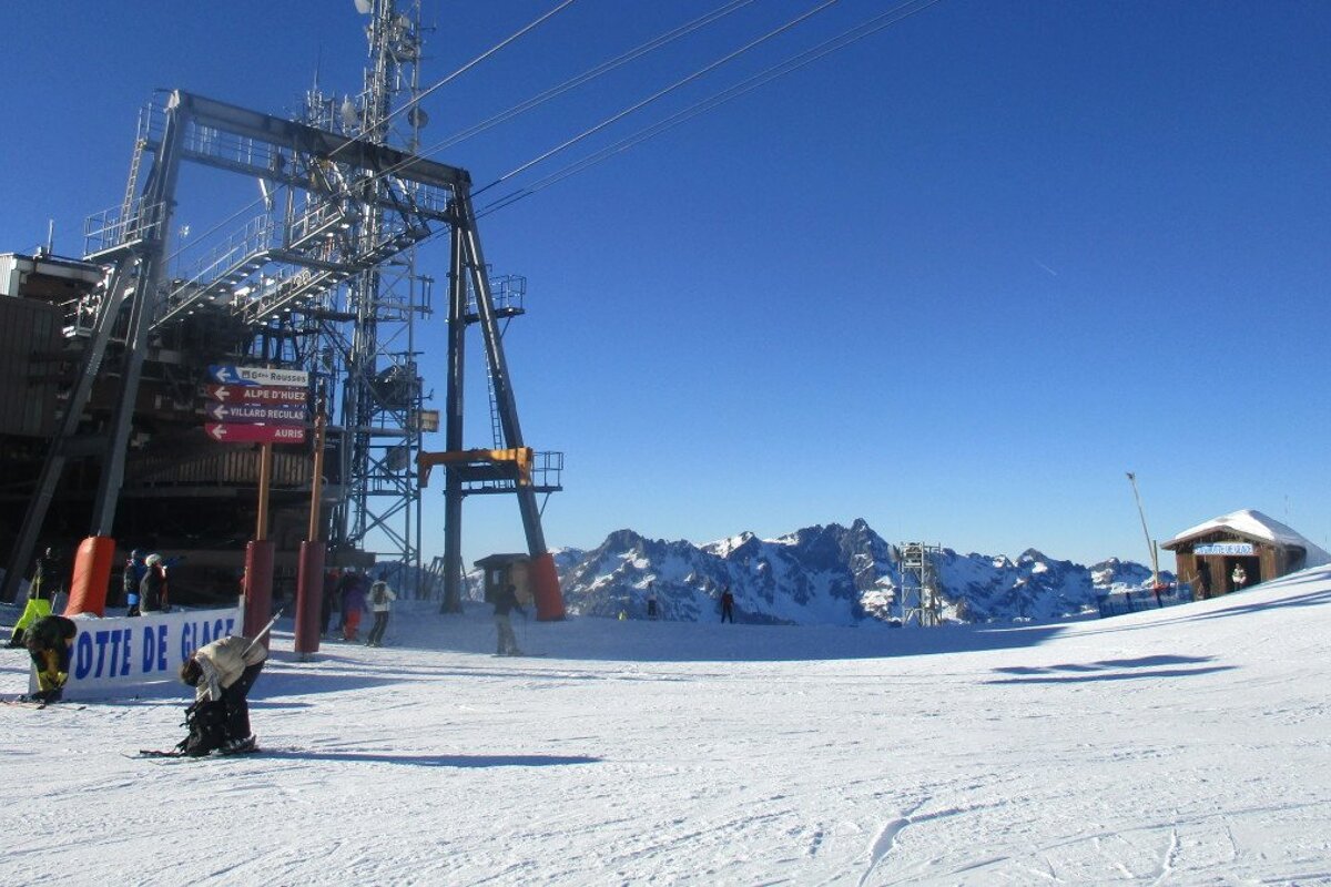 a ski lift in alpe dhuez