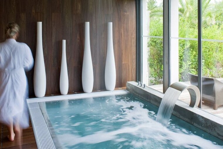 The jacuzzi in the spa