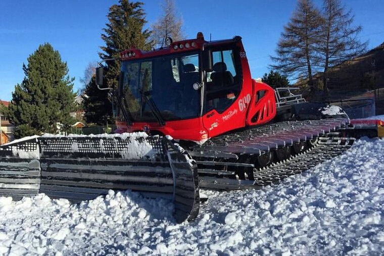 2 Alpes snow groomer