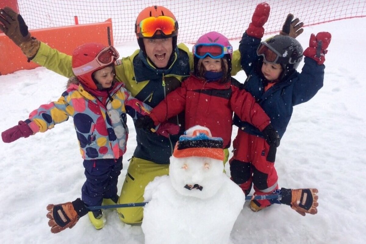 kids building a snowman