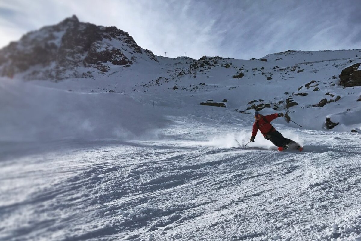a man skiing in val thorens