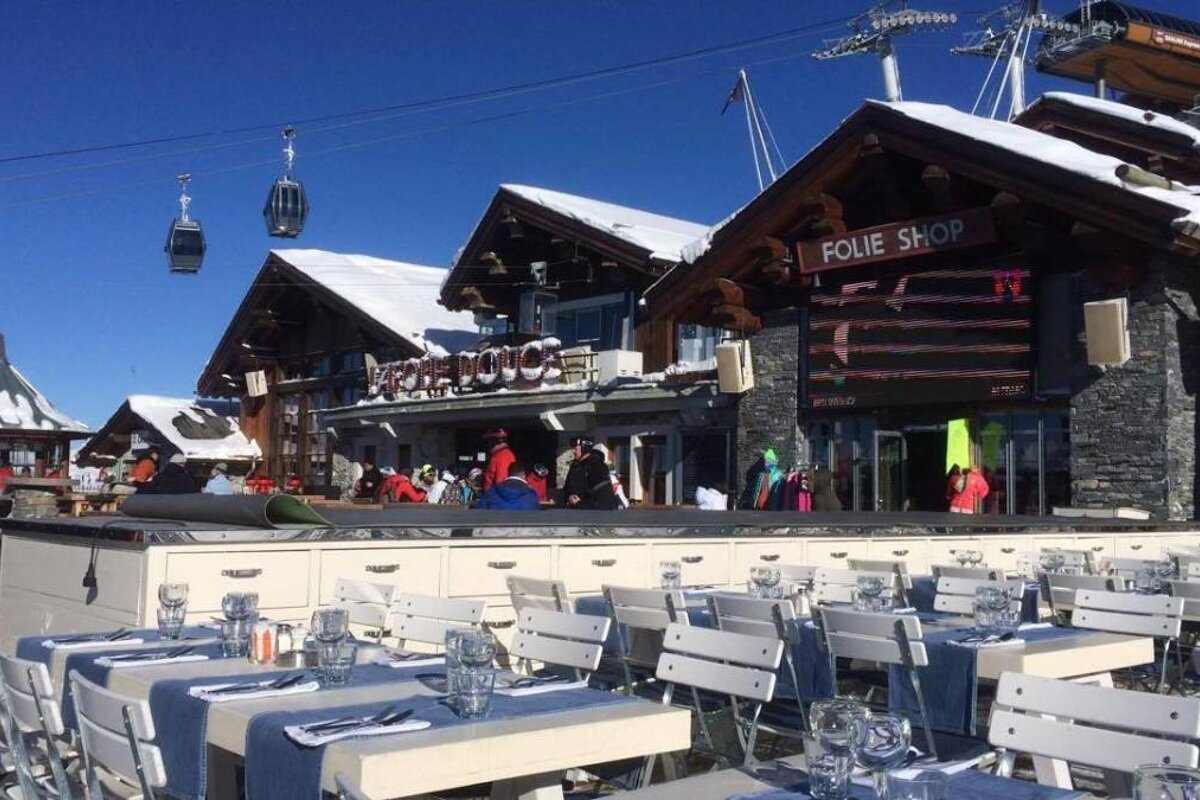 outdoor seating at the folie douce meribel