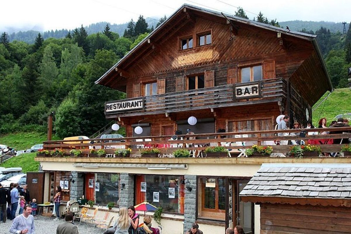 the exterior of a bar and restaurant in les houches