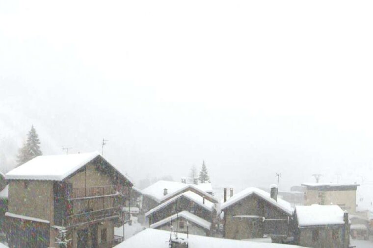 Snow falling in Tignes les Brevieres