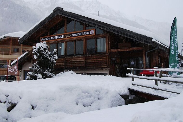 Buy your passes at the chalet at the start of the ski de fond trails